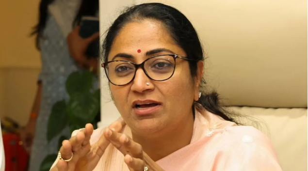 छठ महापर्व पर CM रेखा गुप्ता का बड़ा ऐलान, 27 अक्टूबर को सरकारी छुट्टी घोषित, रेलवे ने स्टेशनों पर छठ गीत बजाकर यात्रियों को दिया घर जैसा माहौल