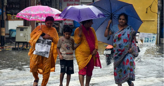 छठ से पहले मौसम का डबल अटैक, दिल्ली में ‘स्मॉग’ से राहत नहीं, बंगाल की खाड़ी में चक्रवाती तूफान ‘मोंथा’ का खतरा