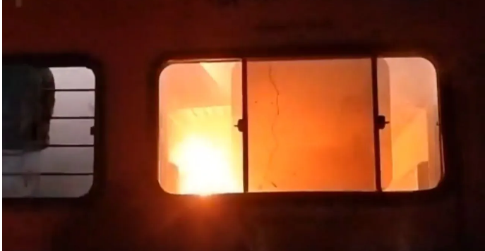 अमृतसर से पूर्णिया जा रही जनसेवा एक्सप्रेस के जनरल कोच में लगी आग, फ्लोर पर मिली बीड़ी-माचिस, यात्रियों को सुरक्षित निकाला, बड़ा हादसा टला