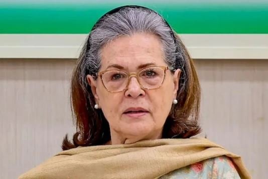 मुख्य न्यायाधीश को निशाना बनाना संविधान पर हमला : सोनिया