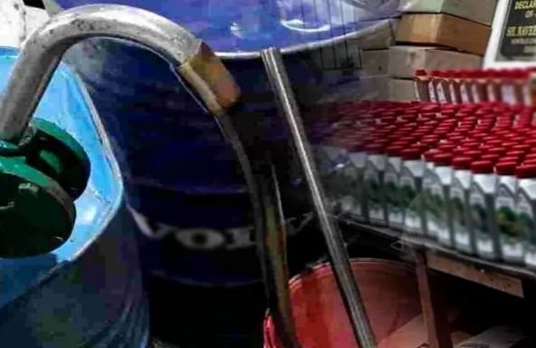 नकली इंजन ऑयल फैक्ट्री का भंडाफोड़, 4000 लीटर फर्जी मोबिल ऑयल बरामद