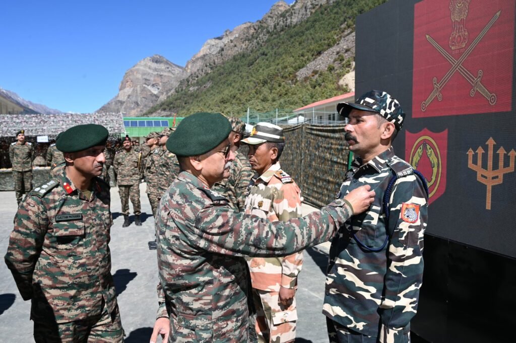 सेना प्रमुख ने अग्रिम चौकियों का दौरा कर तैयारियों का जायजा लिया