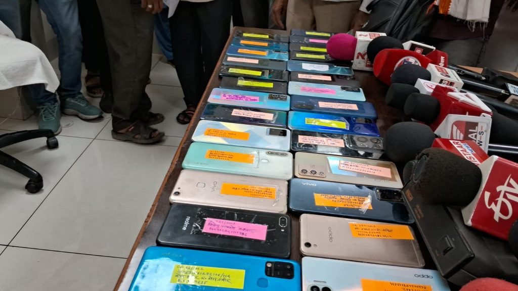 सायबर सेल बुरहानपुर ने 6 माह के गुम 11.40 लाख के मोबाइल किए सुपुर्द  