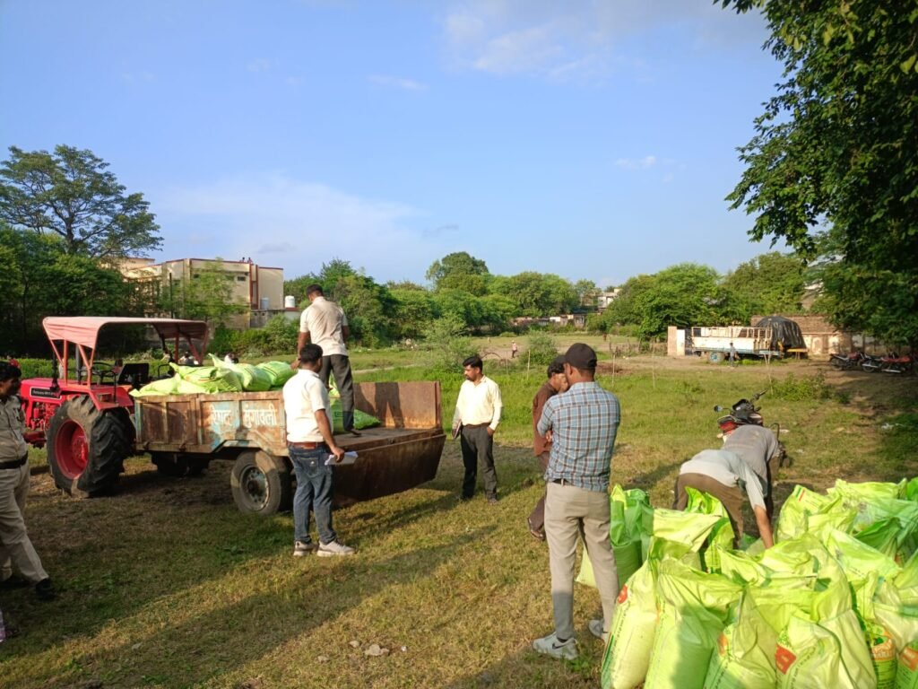 किसानों ने की नकली खाद की शिकायत, खड़िया मोहल्ले से 74 बोरी नकली खाद बरामद