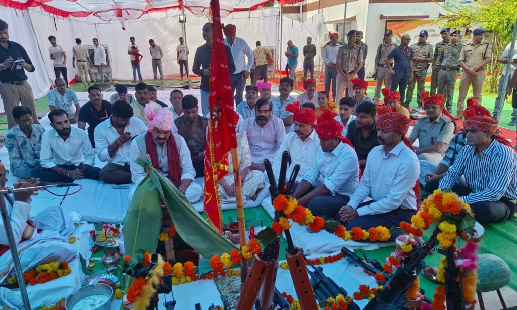 पुलिस लाइन में हुआ शस्त्र पूजन