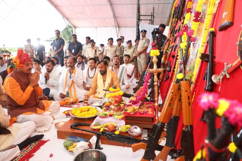 सीएम ने किया डीआरपी लाइन में शस्त्र पूजन, थानों में भी परंपरा निभाई गई