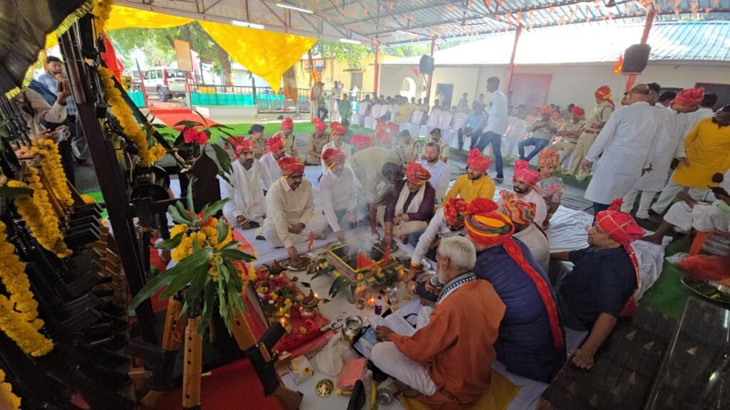 पुलिस लाइन में दशहरा त्योहार पर की गई शस्त्र पूजा