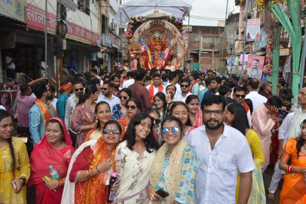 फूलों से सजी सड़क पर निकलीं नगर सेठानी-जेठानी, विसर्जन का क्रम शुरू