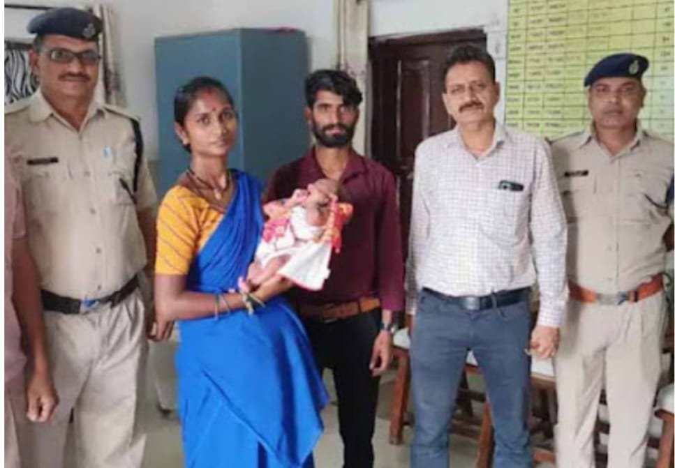 रेलवे स्टेशन में नवजात बच्चे को छोड़कर महिला लापता 