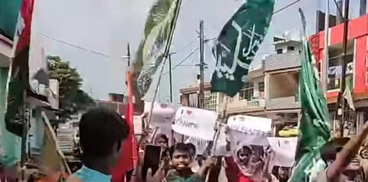 ग्वालियर में आई लव मौहम्मद नारे लिखे पोस्टरों के साथ निकली रैली