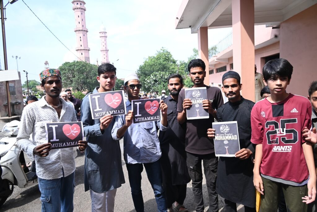 ताजुल मसाजिद के सामने युवाओं का पोस्टर प्रदर्शन,आई लव मोहम्मद