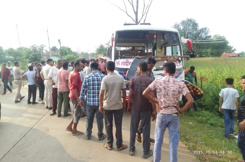 घर में घुसी बस ने ली मासूम की जान, एक गंभीर