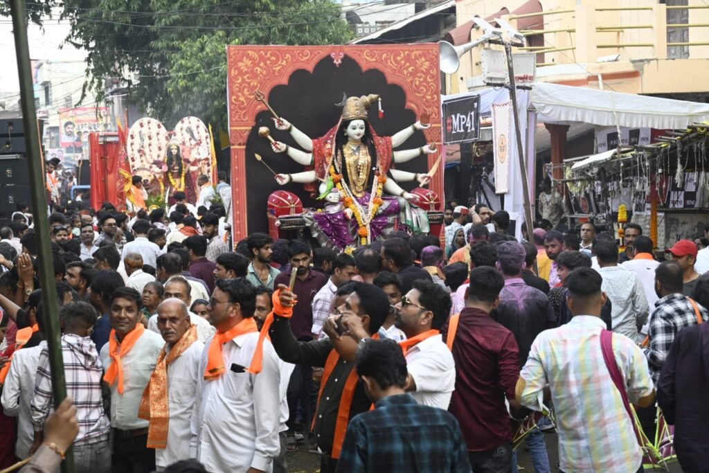 देवास में दुर्गा प्रतिमाओं का विसर्जन: बारिश में भी उमड़ा आस्था का सैलाब