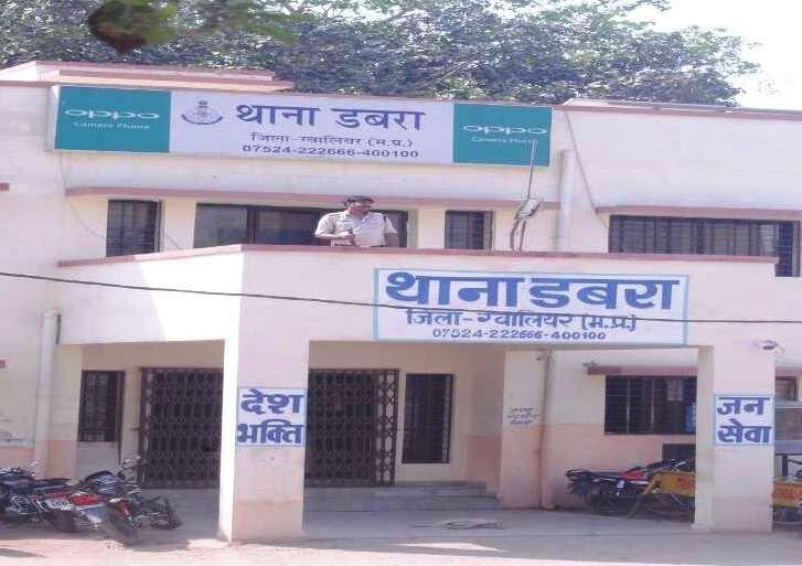 कार की टक्कर से महिला व दो बच्चे घायल