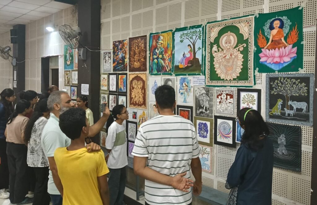 कला संगम महोत्सव में लगी चित्रकला प्रदर्शनी