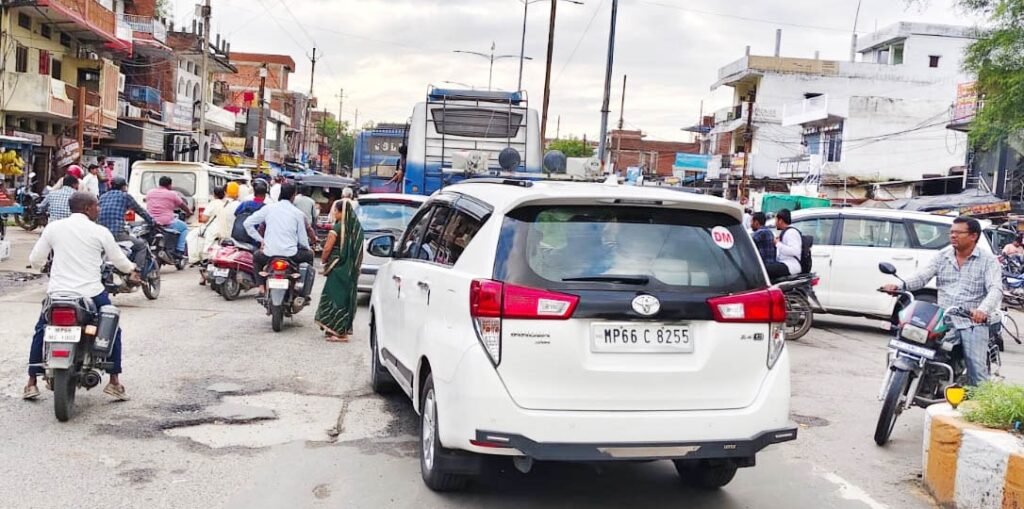 कॉलेज चौक पर जाम में फंसी नवागत कलेक्टर की गाड़ी 