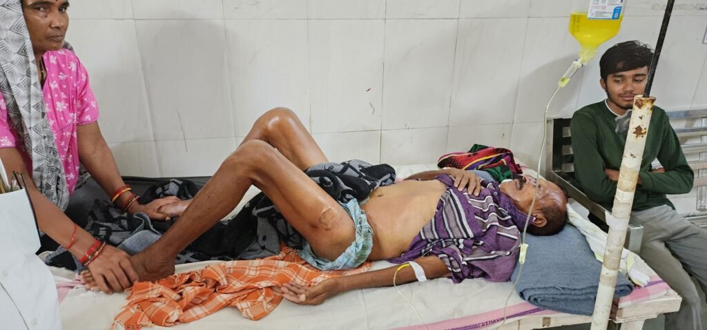 बिजली गिरने से वृद्ध किसान गंभीर रूप से झुलसे, शाहपुर अस्पताल में उपचार जारी