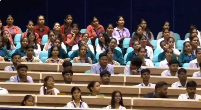 प्रधानमंत्री मोदी ने बैतूल की छात्रा त्रिशा तावड़े को किया सम्मानित