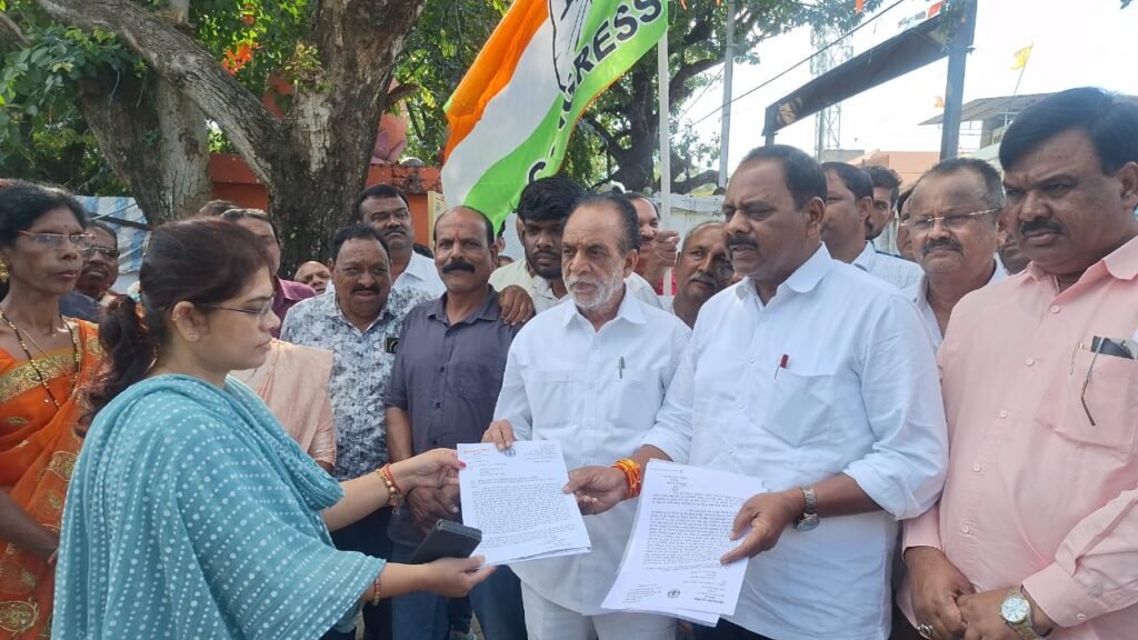 परासिया में प्रतिबंधित दवाइयां जप्त, 10-10 लाख मुआवजे और एम्स में भर्ती की मांग