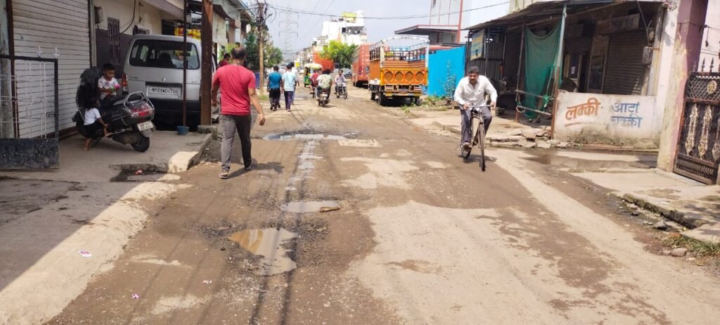 मुख्य मार्ग हो रहा जर्जर, लोग होते हैं परेशान
