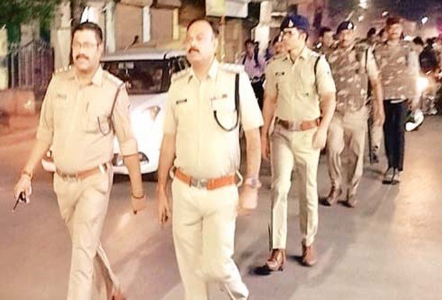 त्योहारों को लेकर पुलिस अलर्ट, फ्लैग मार्च और पैदल भ्रमण से दे रही सुरक्षा का संदेश
