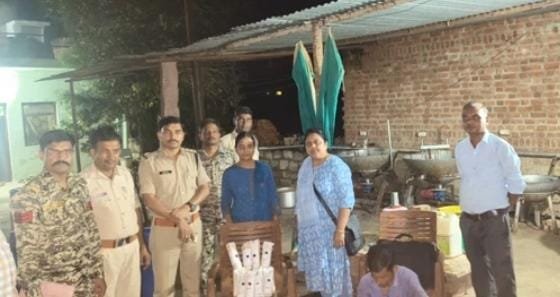 अमानक मावा खपाने की सूचना पर विरखड़ी में फूड विभाग की टीम का छापा