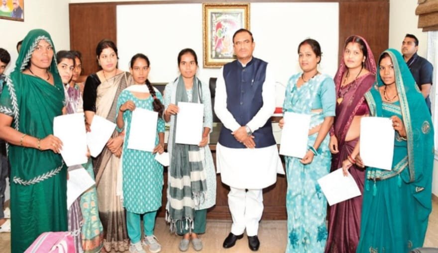 नवनियुक्त आंगनबाड़ी सहायिकाओं को दिए नियुक्ति पत्र