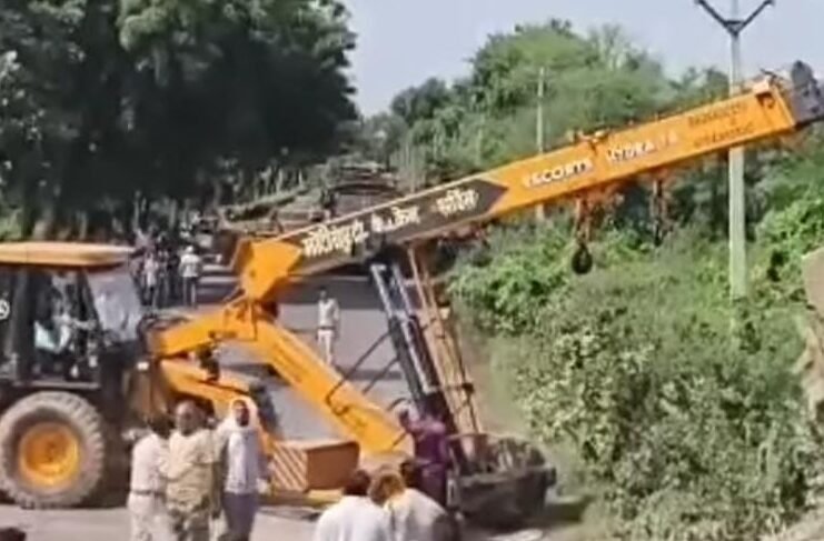 सनावद में भीषण हादसा: राखड़ भरे ट्रक और बस की टक्कर में स्कूटी सवार दो लोग जिंदा जले