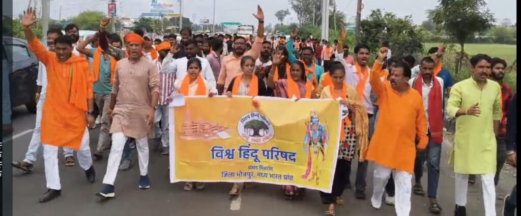 पुलिस थाने के सामने रामधुन के साथ प्रदर्शन