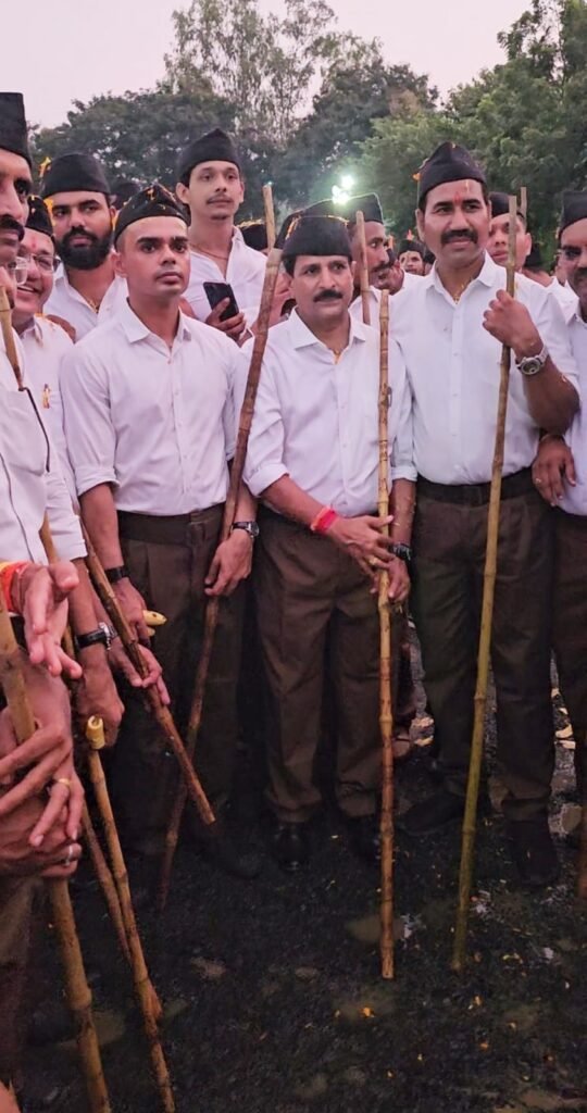 आरएसएस ने नगर में निकाला पथ संचलन 