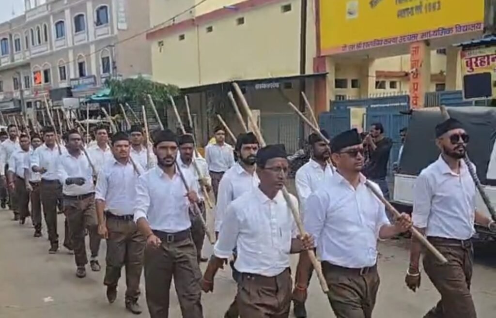 सत्ता प्राप्ति नहीं चरित्र निर्माण है संघ का लक्ष्य, आठ बस्तियों के स्वयं सेवक बने पथ संचलन का हिस्सा 