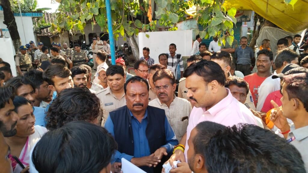 हत्या के विरोध में चक्का जाम, शव रखकर प्रदर्शन, विधायक के आश्वासन पर माने
