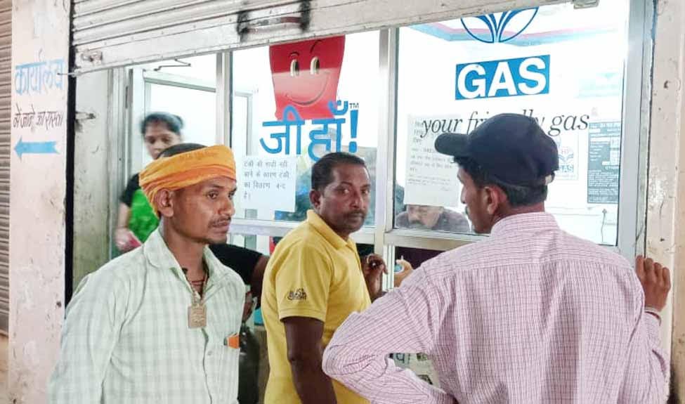 त्यौहारों के सीजन में जिला थोक उपभोक्ता भंडार में आई गैस टंकियों की किल्लत