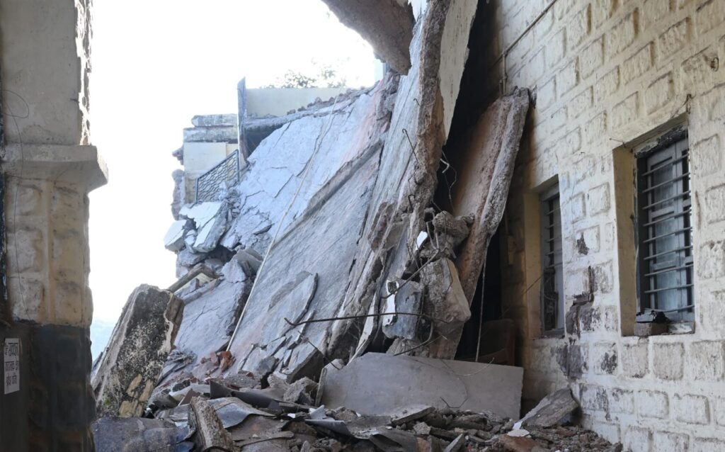 हमीदिया कॉलेज की जर्जर बिल्डिंग में ननि की चेतावनी के बाद भी जारी है दफ्तर का संचालन