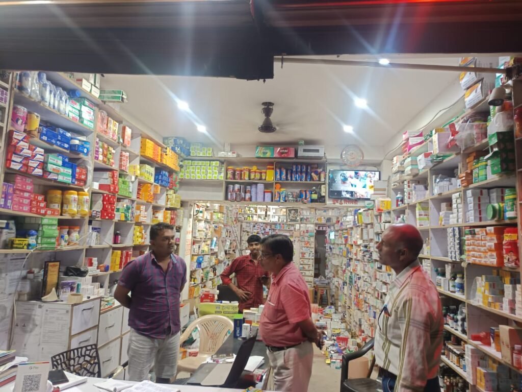 दवा दुकानो में दूसरे दिन भी अधिकारियों ने किया निरीक्षण