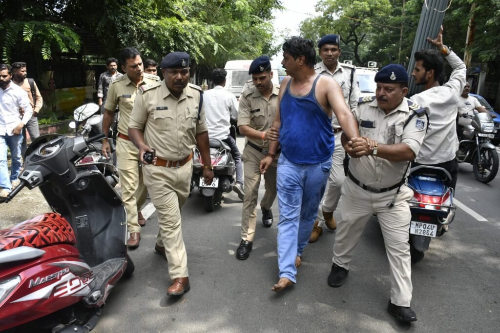 सीएम हाउस के बाहर आत्मदाह की कोशिश करने वाले दंपति पर एफआईआर दर्ज