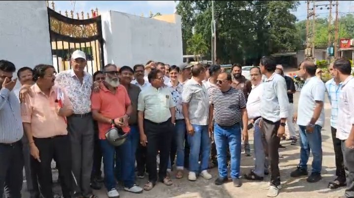 एकतरफा कार्रवाई के विरोध में दवा दुकानदारों ने सौंपा ज्ञापन, कल से जिले भर में दुकान बंद का ऐलान 