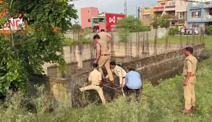 गड्ढे से पानी निकलने के बाद भी नहीं मिले मानव शरीर के अन्य टुकड़े