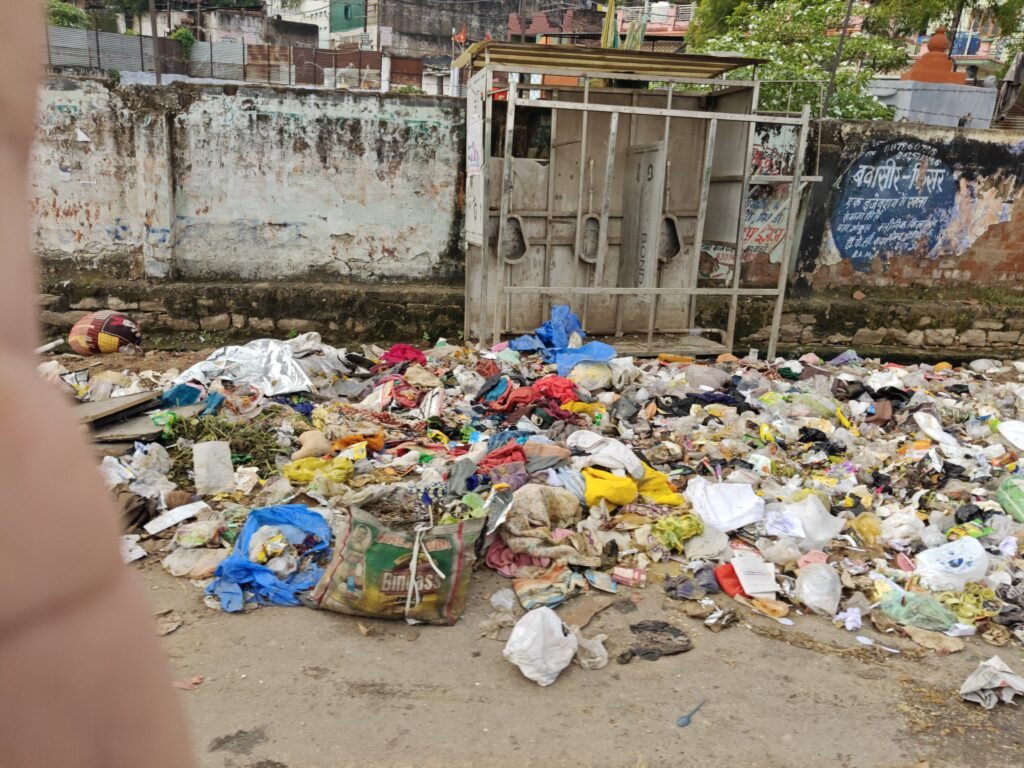 सड़क किनारे पॉलीथिन और कचरे के ढेर, सता रहा बीमारी फैलने का खतरा