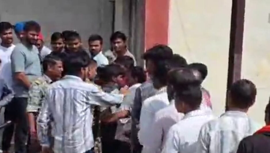 सटई रोड मंडी में खाद के लिए किसानों की लंबी कतारें, 4-5 दिनों से भटक रहे किसान