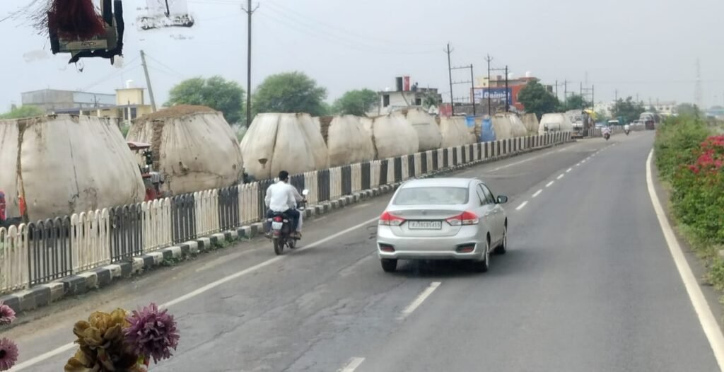 नरसिंहगढ़ रोड स्थित सर्विस रोड पर खड़े रहते हैं लोडिंग ट्रक, बना रहता है दुर्घटना का भय 