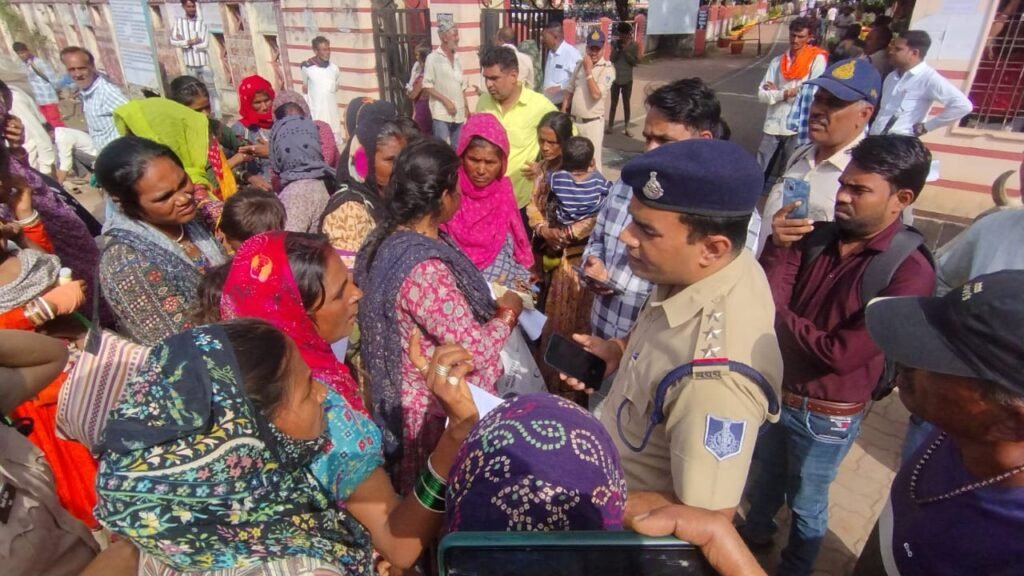 पारदी बदमाशों के कब्जे से त्रस्त महिलाओं का फूटा गुस्सा, हनुमान चौराहे पर चक्काजाम