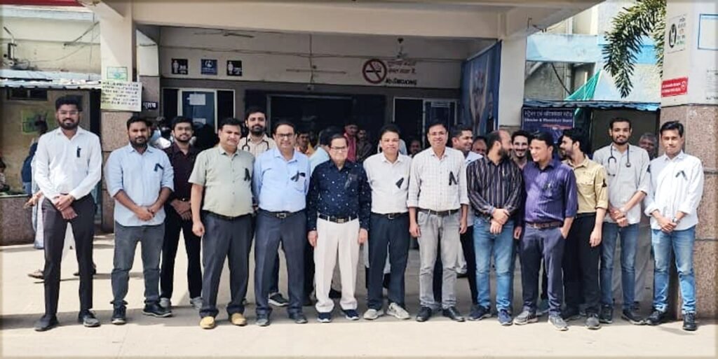 शाजापुर में डॉक्टरों ने काली पट्टी बांधकर जताया विरोध, सिरप कांड में डॉक्टर को आरोपी बनाने पर की नारेबाजी