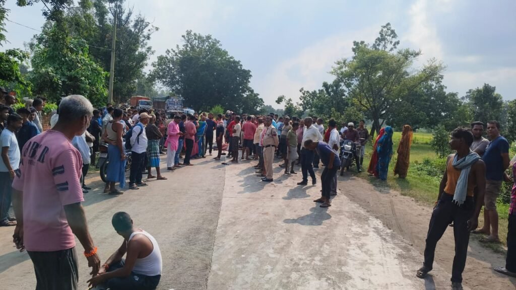 तेज रफ्तार ट्रेलर ने बाइक सवार को रौंदा, युवक की मौत, ग्रामीणों ने किया सड़क जाम