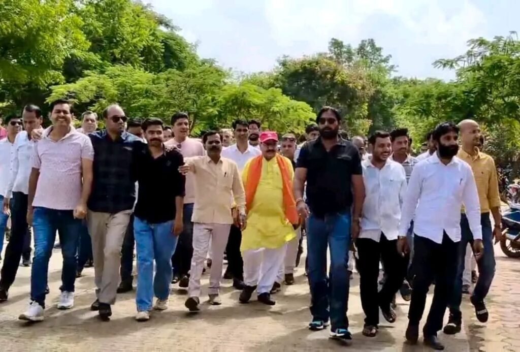 सनातन धर्म पर टिप्पणी के विरोध में ज्ञापन 