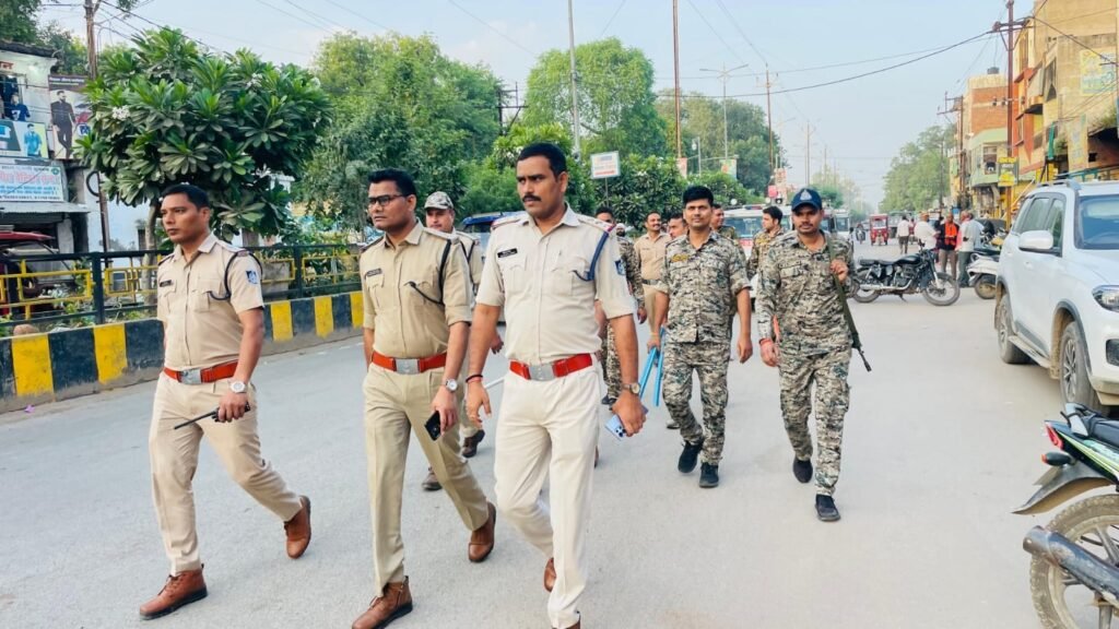 भिंड शहर की व्यवस्था देखने पैदल निकले नगर पुलिस अधीक्षक 
