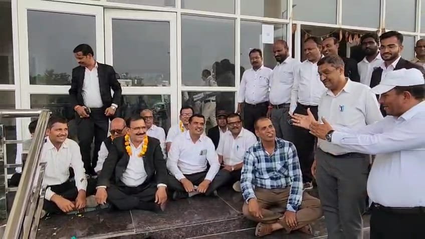बैठक व्यवस्था न होने से नाराज अधिवक्ता धरने पर बैठे