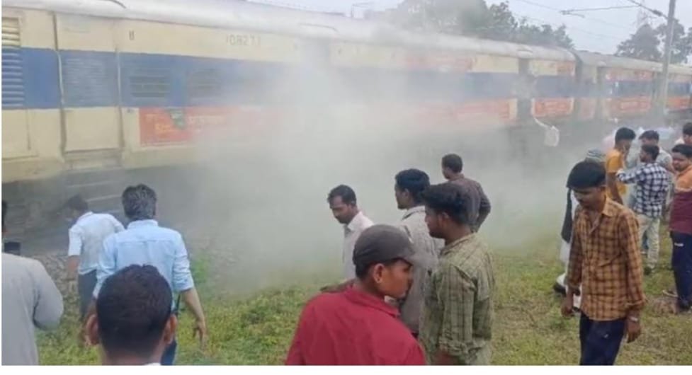 अचानक ट्रेन में उठा धुआं, रुकते ही कोच से भागे यात्री