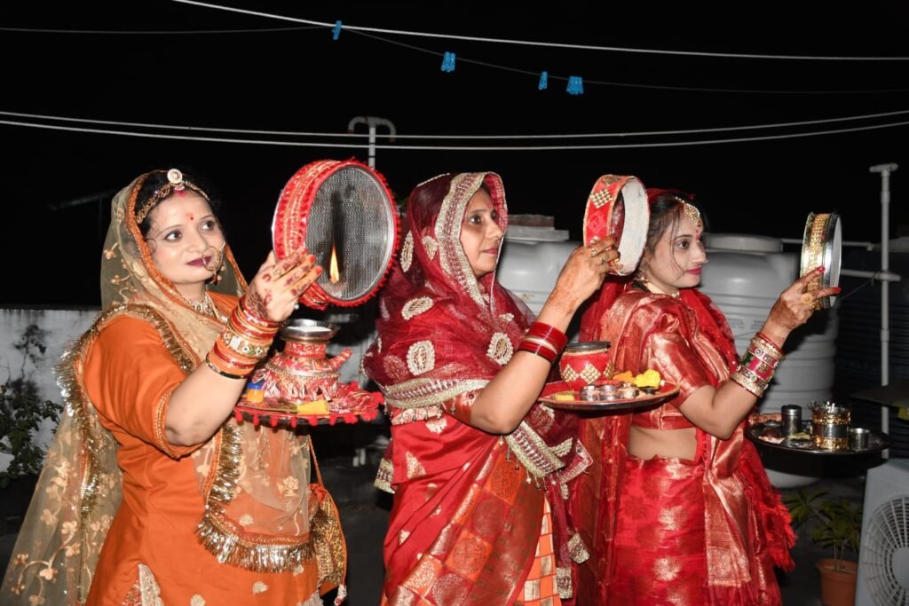 चांद को अर्घ्य देकर सुहागिन महिलाओं ने पूरा किया करवा चौथ का व्रत