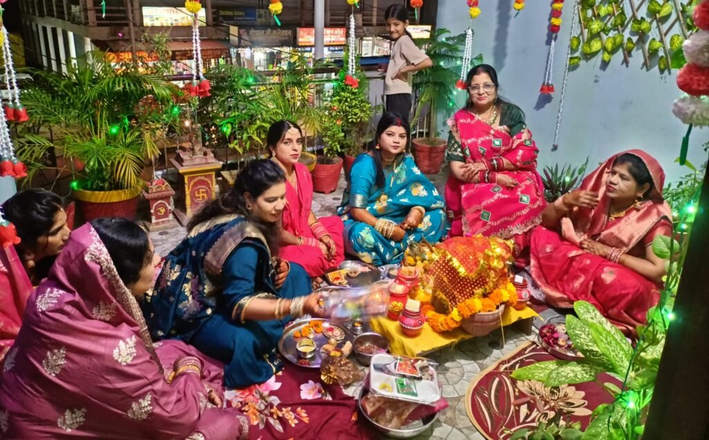 पति की दीर्घायु के लिए रखा करवा चौथ व्रत